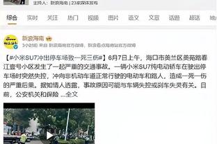 ?赫罗纳中场加西亚与球迷合影时还不忘用电脑观看巴萨比赛